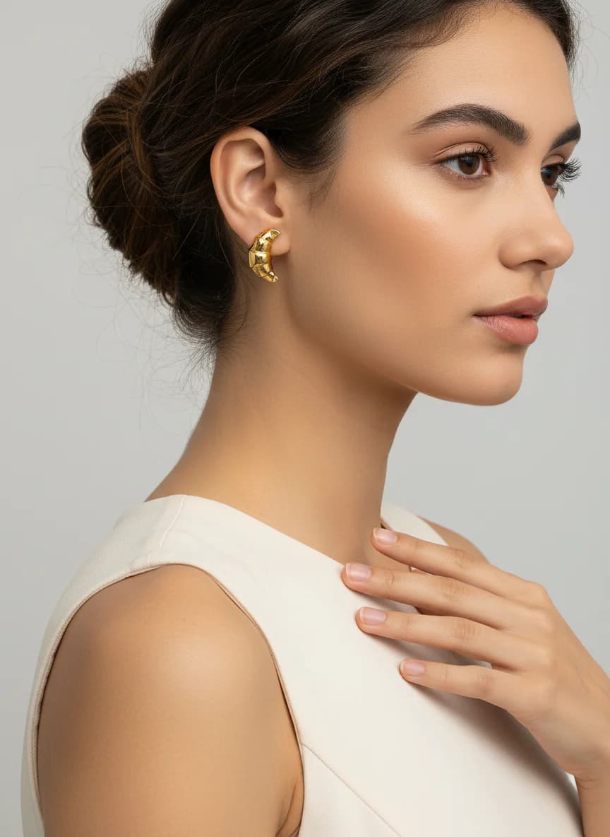 Kruvasan Küpe - Altın Rengi Şık ve Modern Tasarım