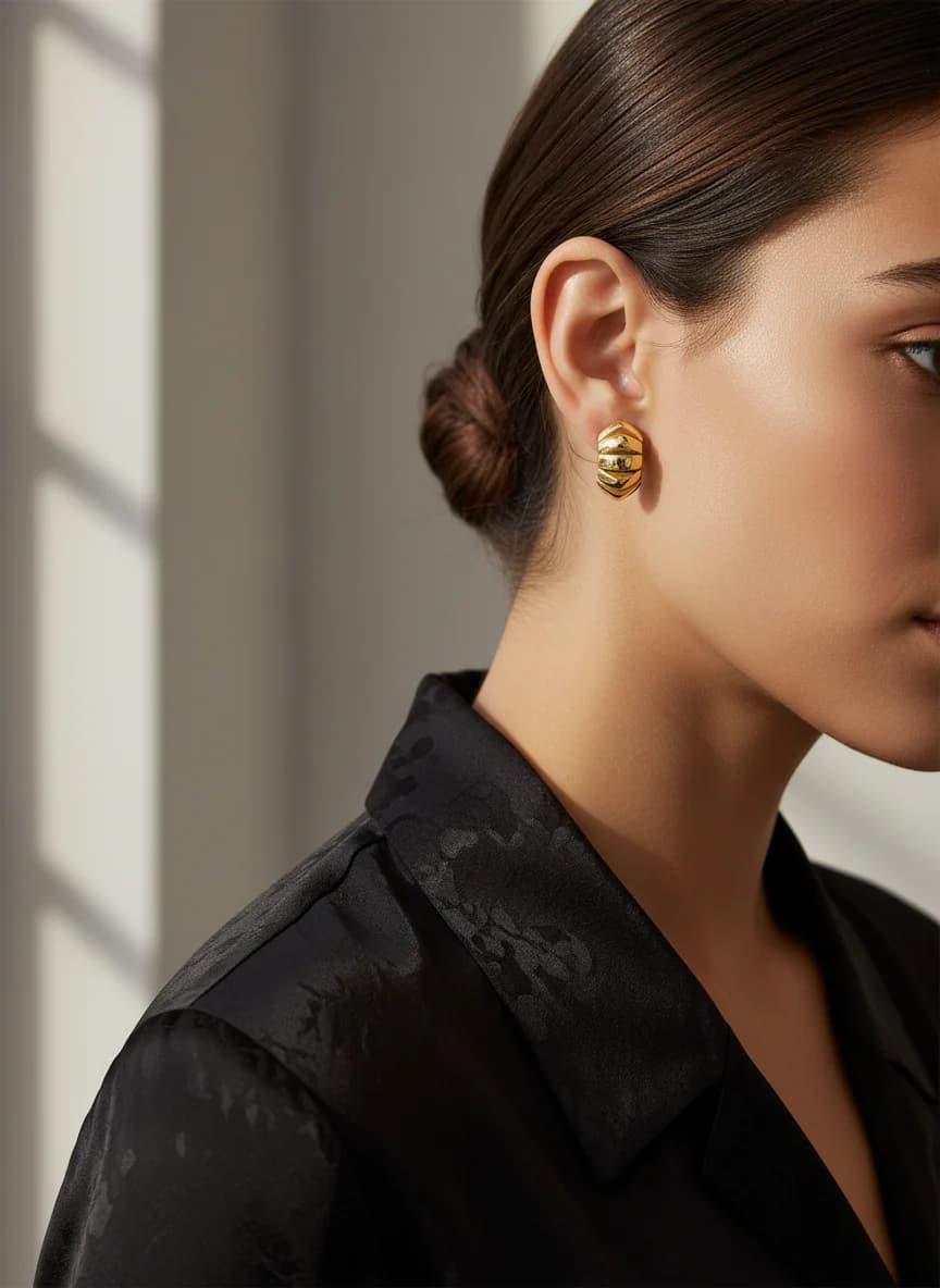 Şık Altın Rengi Oluklu Bombeli Halka Küpe