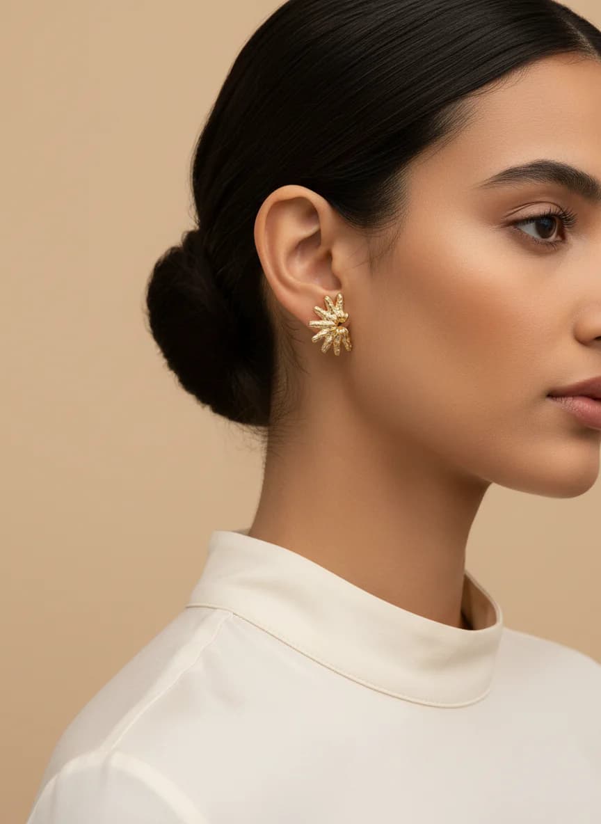 Modern Dokulu Altın Rengi Tasarım Stud Küpe