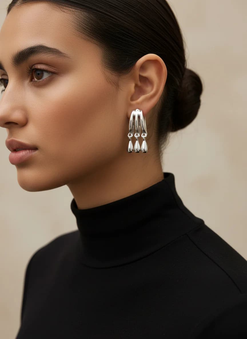 Gümüş Renk Sallantılı Damla Detaylı Halka Küpe