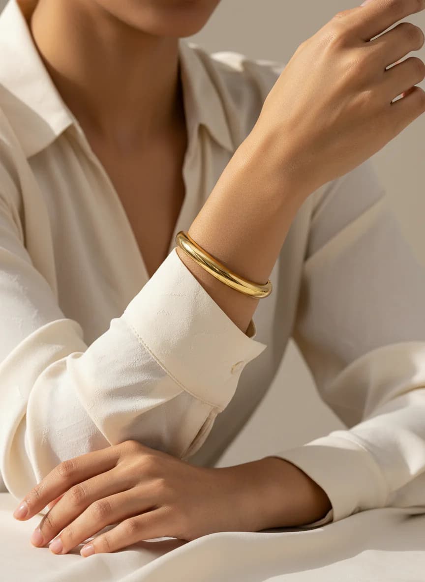 Modern Altın Renk Kelepçe Bilezik - Şık Tasarım