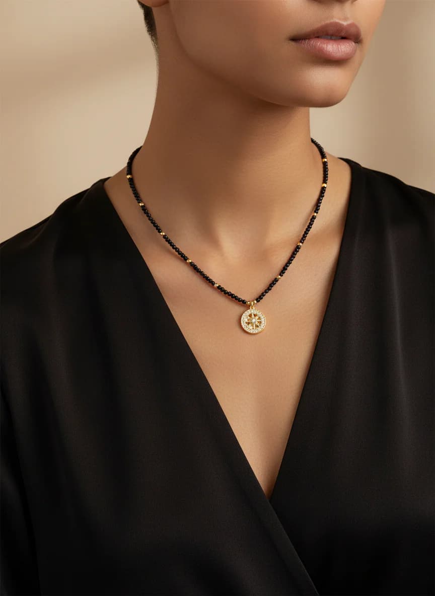 Altın Yıldız Motifli Siyah Boncuk Kolye Zirkonlu