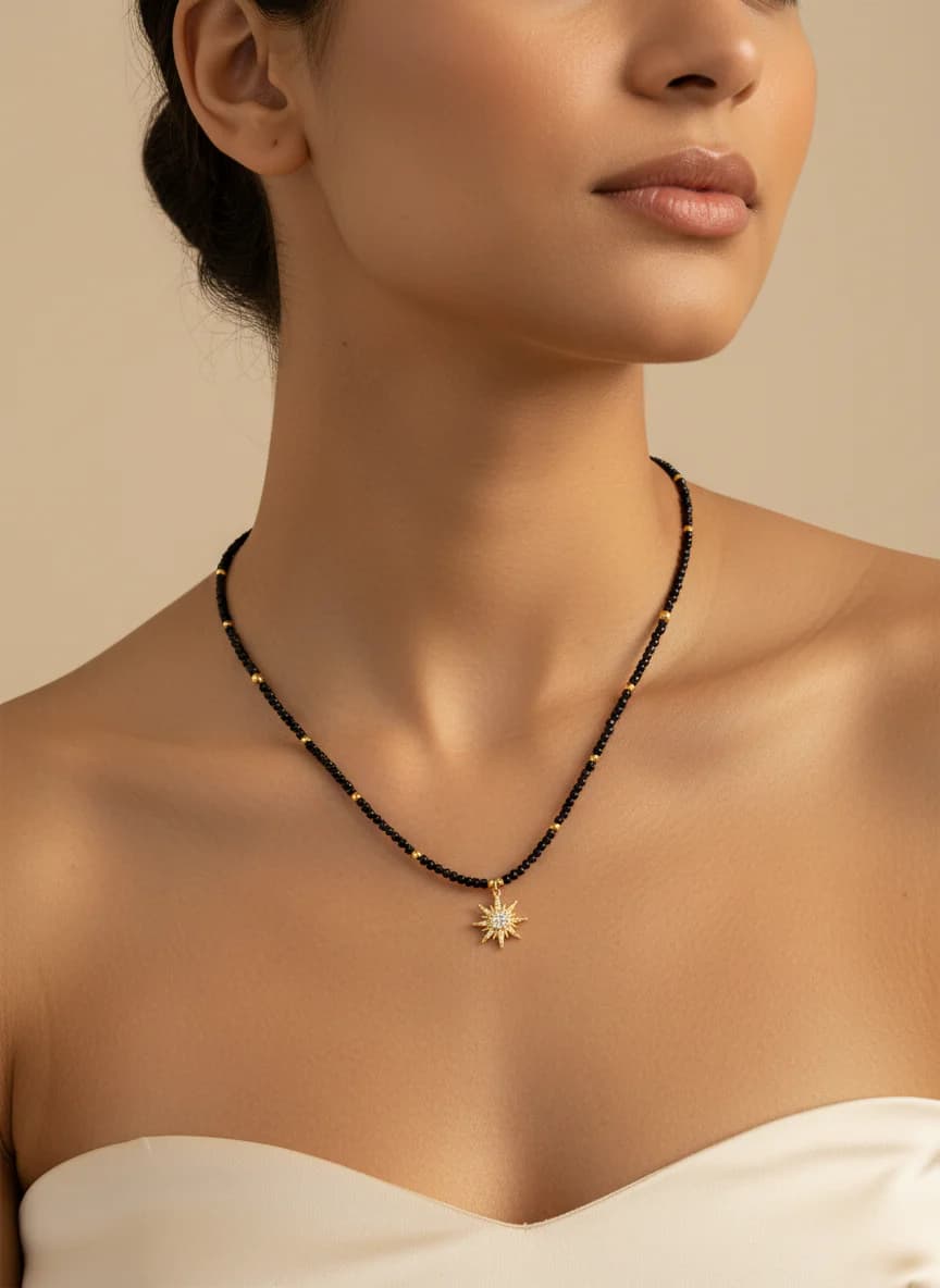 Siyah Boncuk ve Altın Rengi Güneş Uçlu Şık Choker Kolye