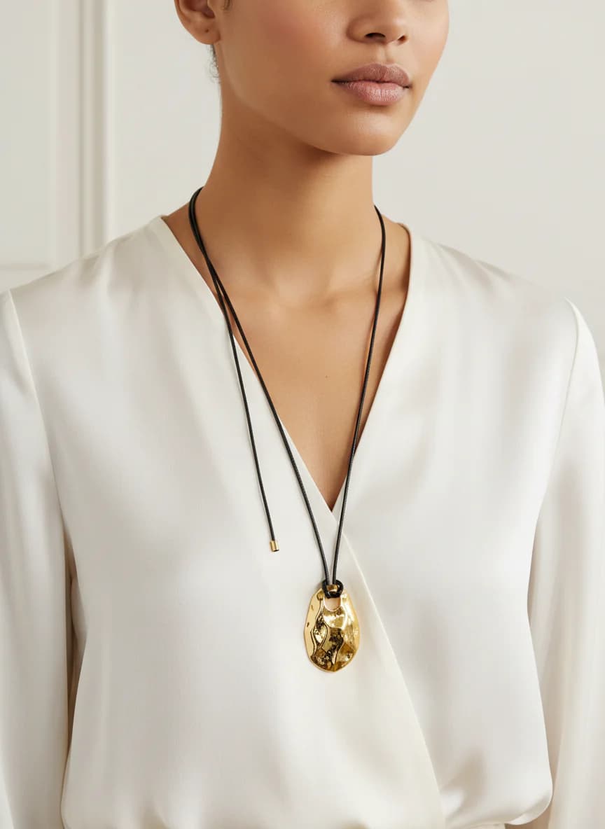 Ayarlanabilir Siyah İpli Altın Tonlu Organik Dokulu Kolye