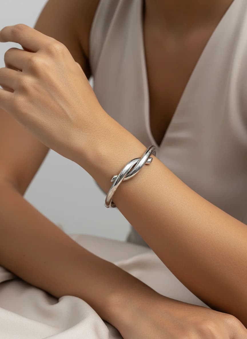 Zarif Gümüş Rengi Bükümlü Düğüm Kelepçe Bileklik