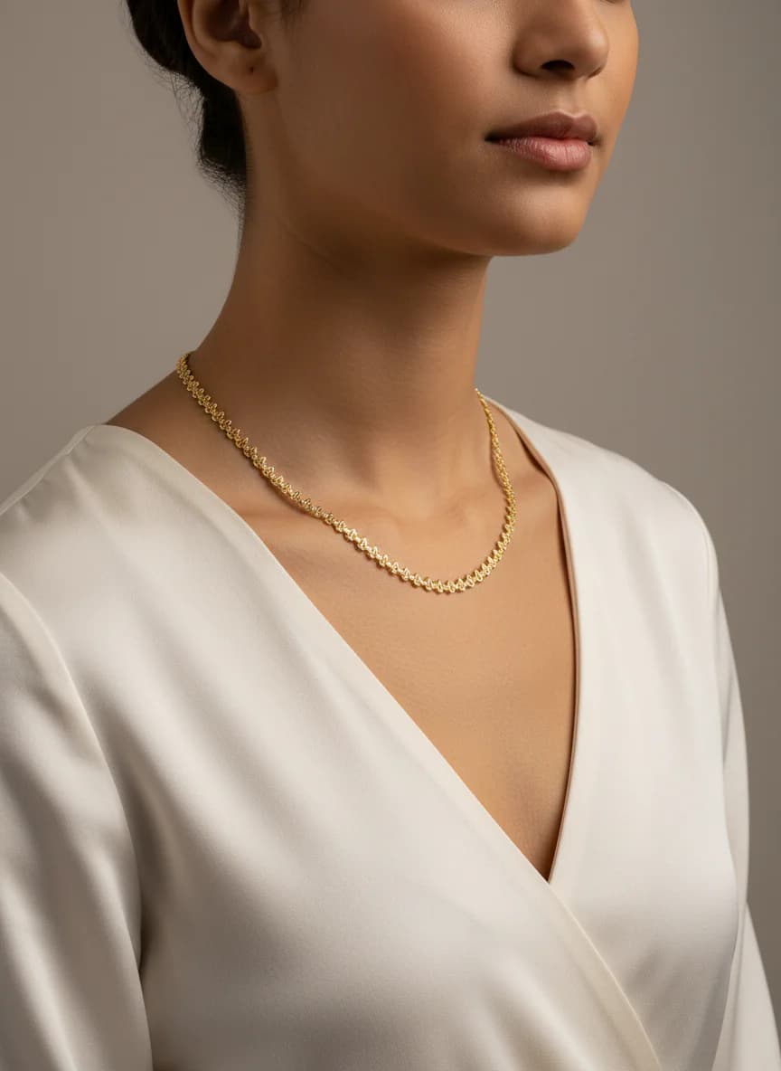 Piramit Uçlu Altın Rengi Modern Zincir Kolye