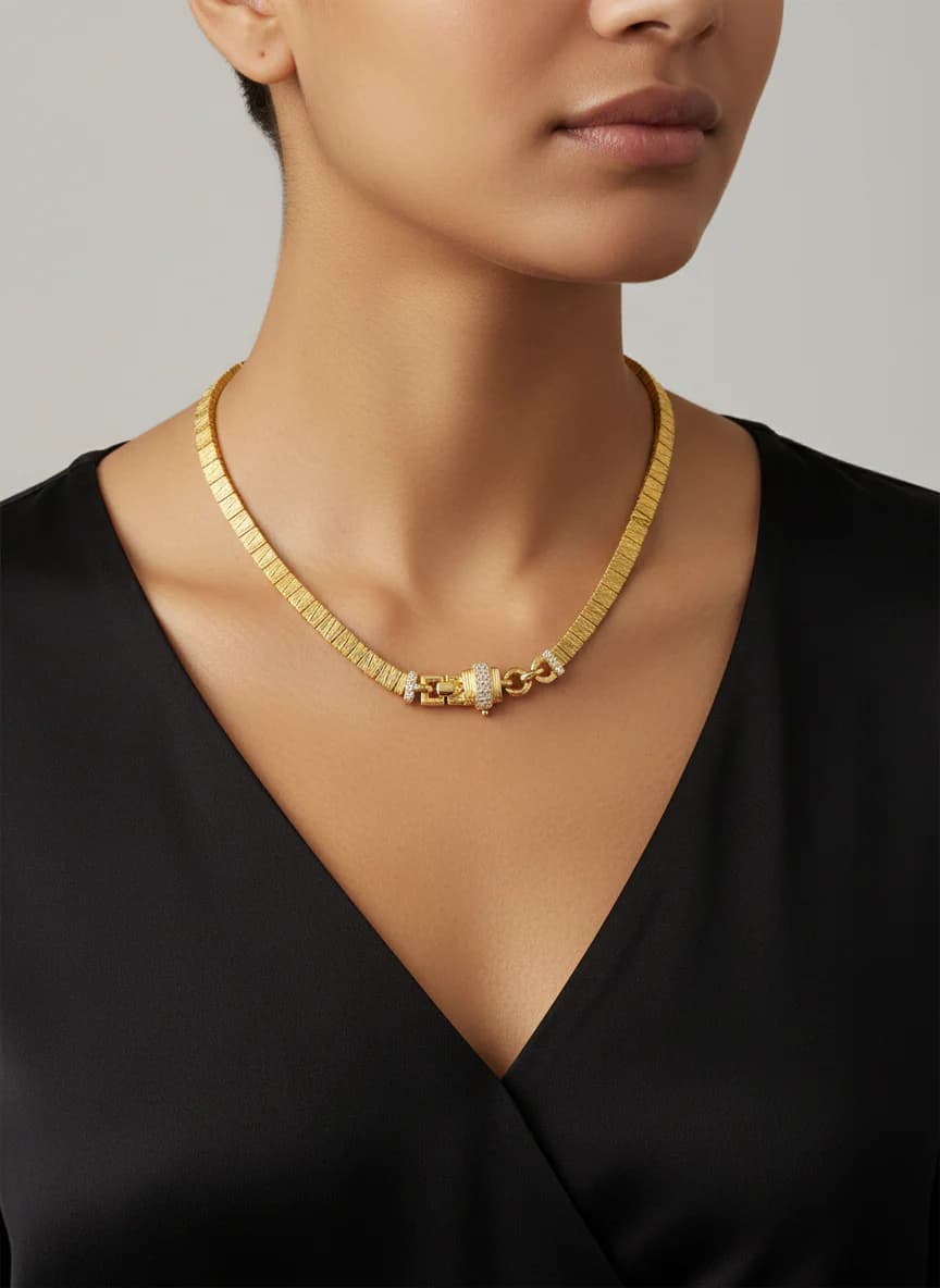 Altın Tekstürlü Geniş Zincir Kolye Taşlı Kilit