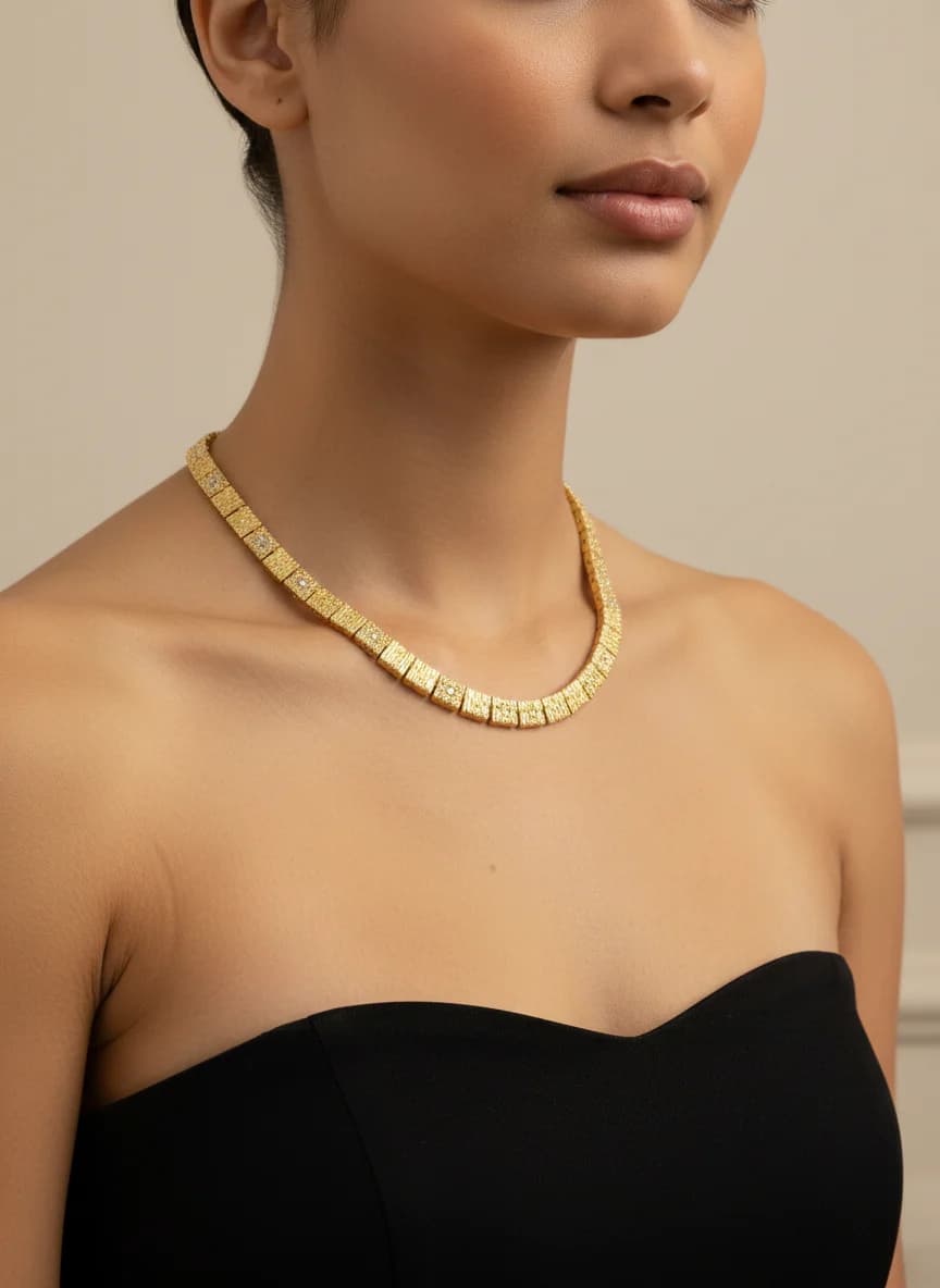 Dokulu Altın Rengi Taşlı Şık Choker Kolye