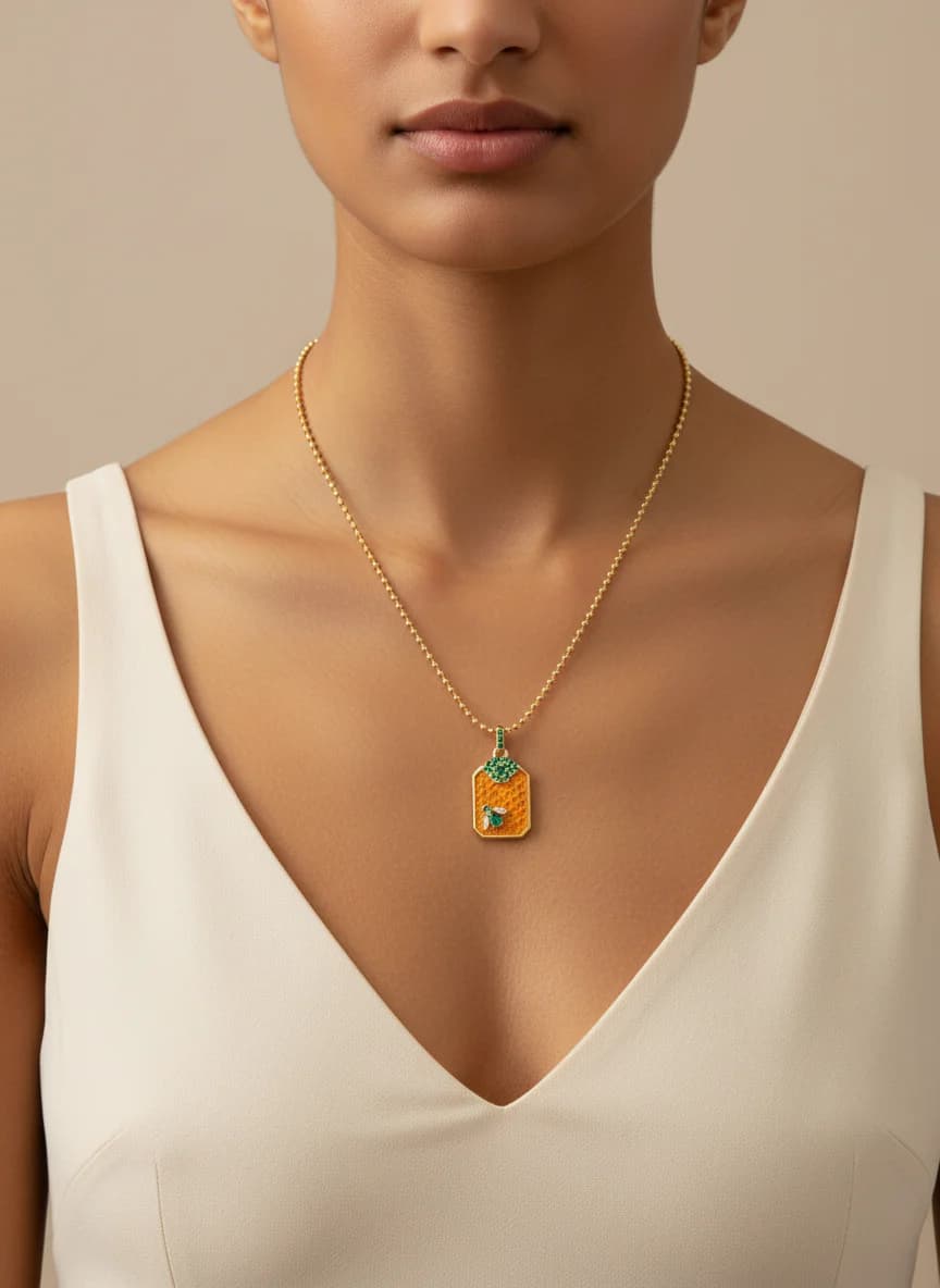 Altın Rengi Bal Peteği Arı Figürlü Zümrüt Taşlı Kolye