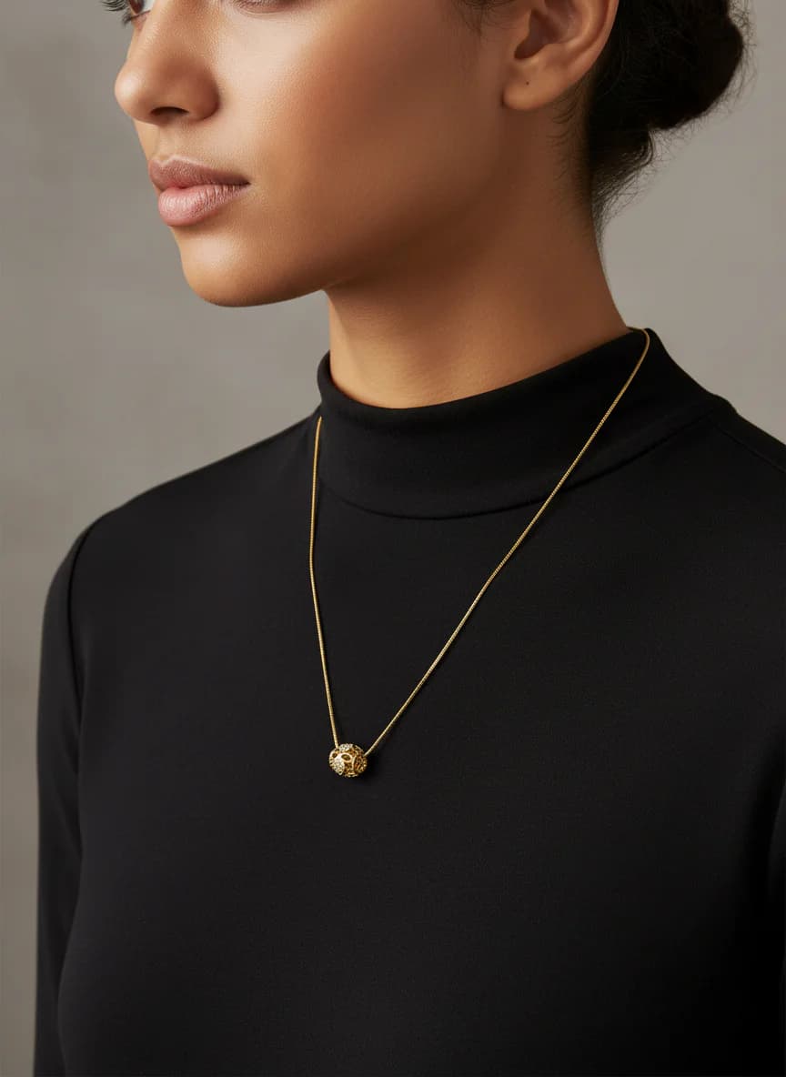 Zarif Altın Kalp Motifli Taşlı Kolye