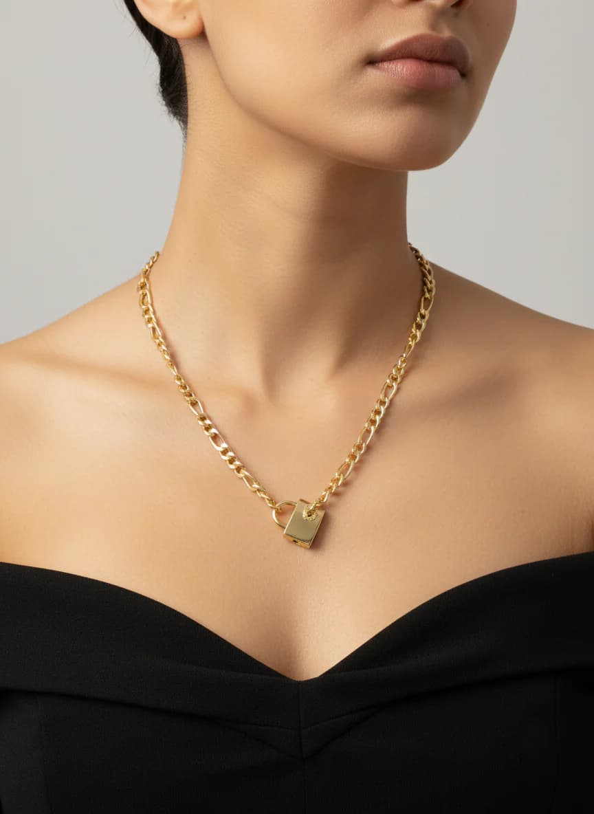 Şık Altın Rengi Kilitli Figaro Zincir Kolye