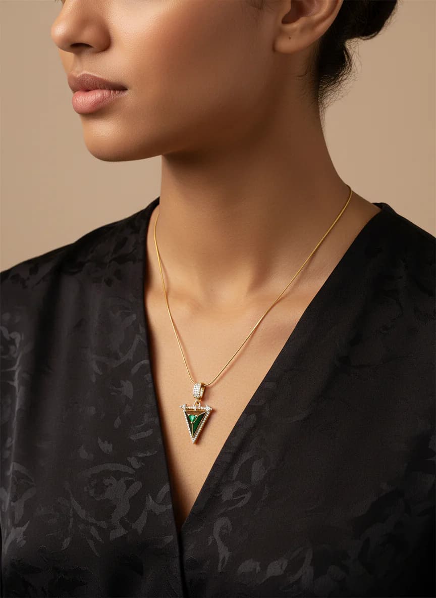 Zümrüt Taşlı Altın Rengi Üçgen Şık Kolye