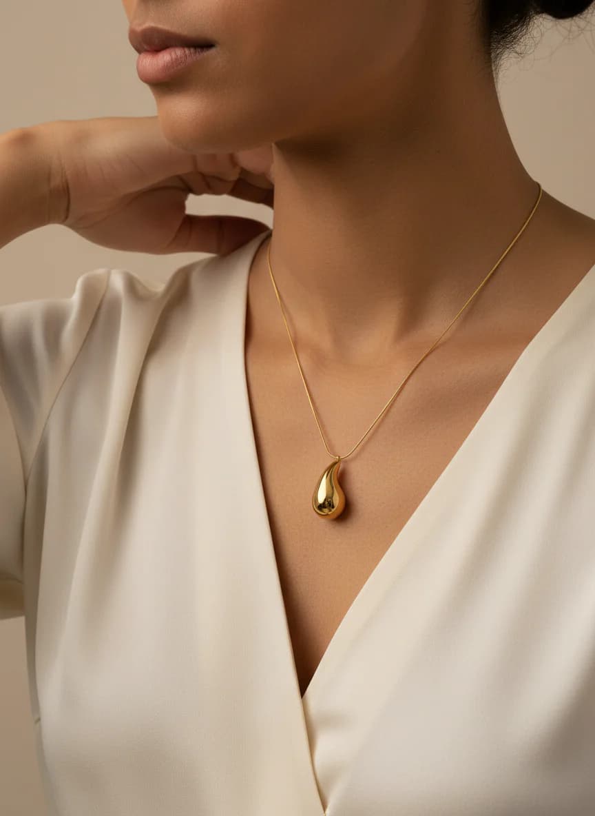 Parlak Altın Rengi Damla Kolye - Zarif ve Modern
