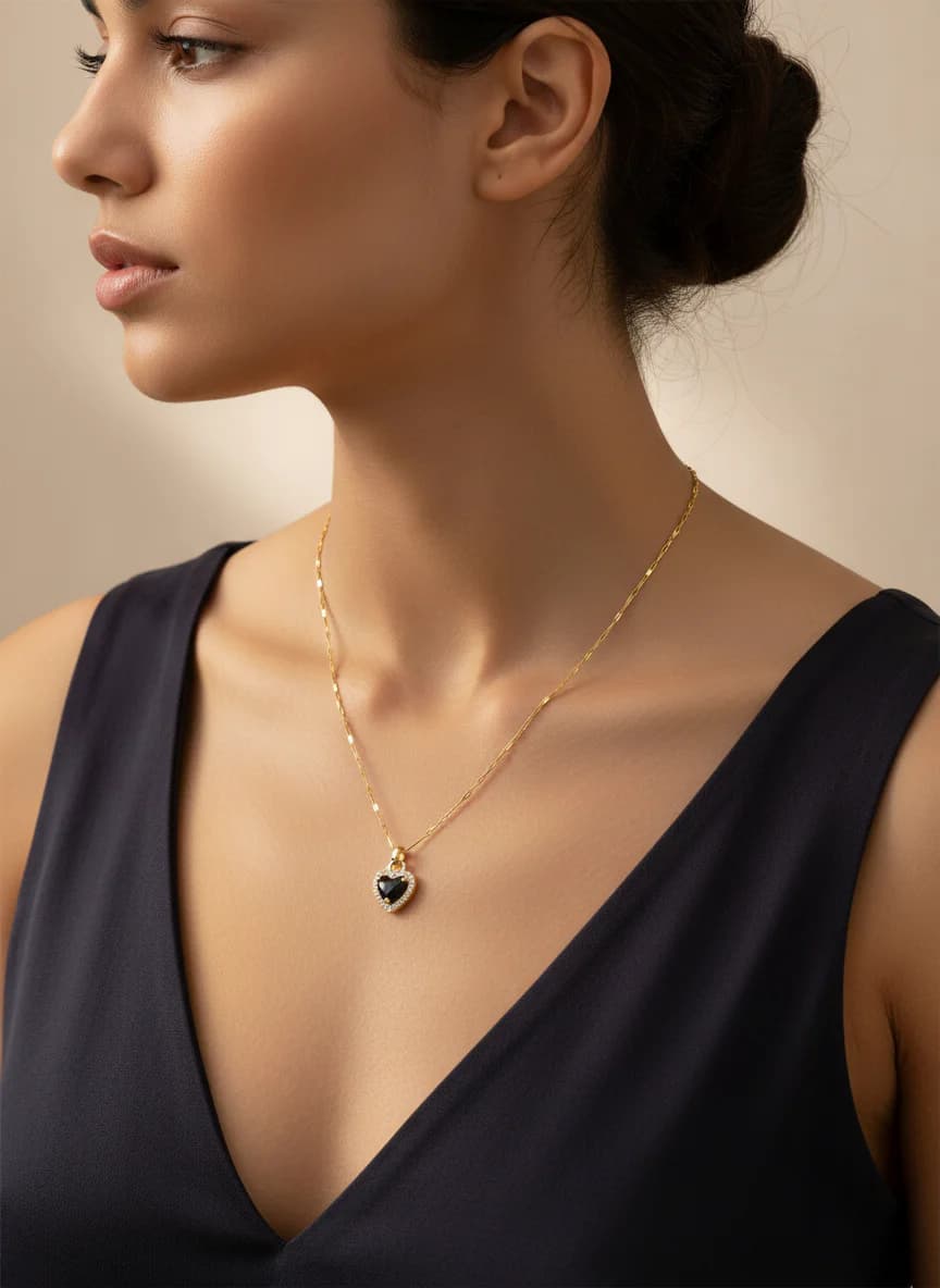 Altın Renk Siyah Taşlı Kalp Kolye Zirkon Detaylı