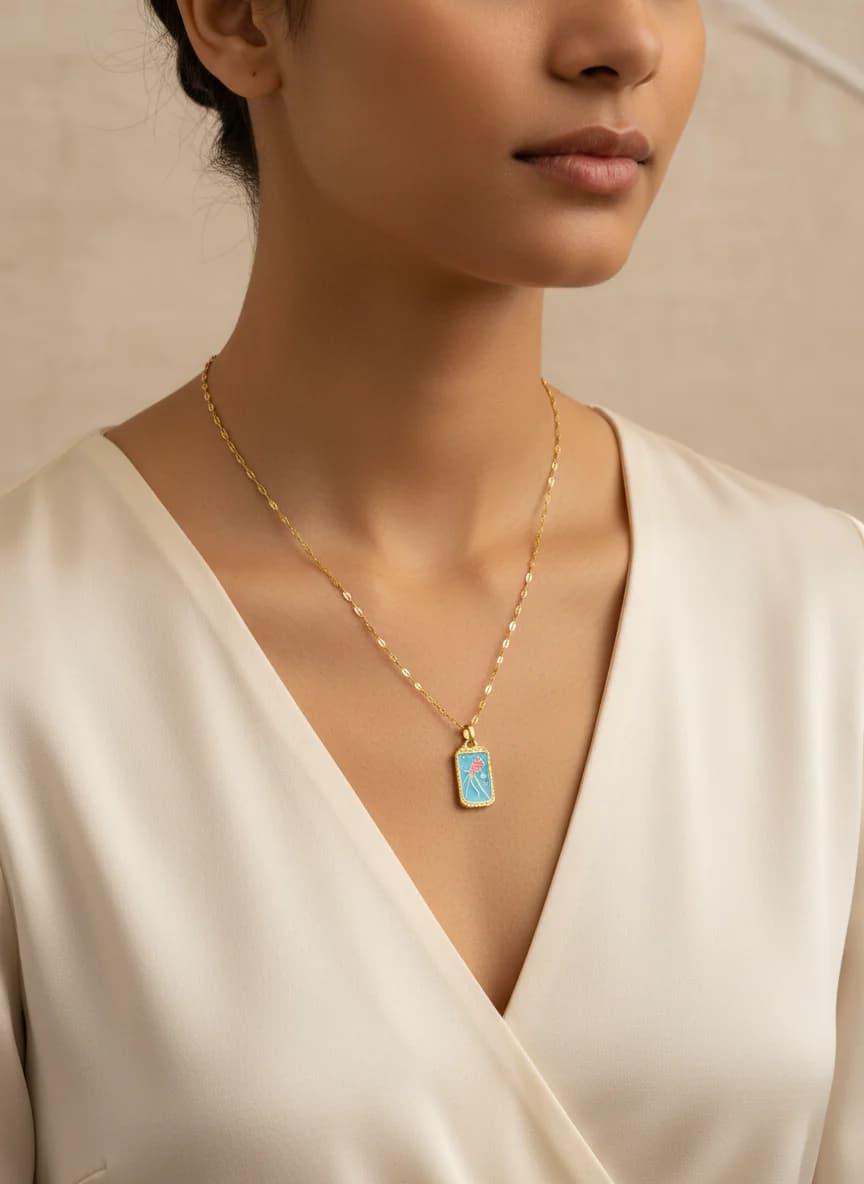 Uçurtma ve Yıldız Detaylı Emaye Altın Renk Kolye