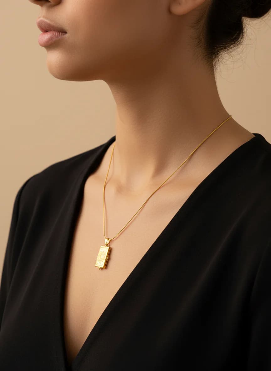 Altın Rengi Güneş Motifli Dikdörtgen Kolye - Zarif Tasarım