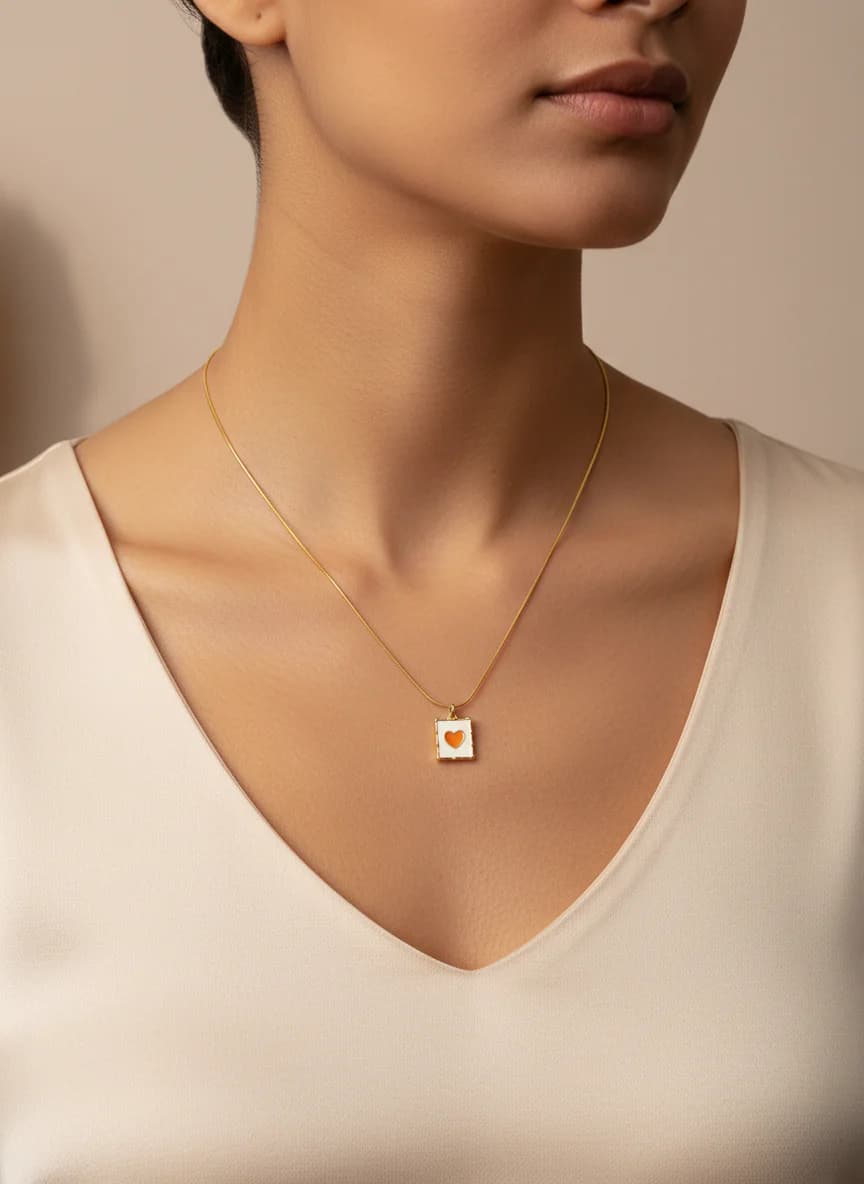 Altın Rengi Kare Kalp Emaye Kolye - Zarif Kadın Takısı