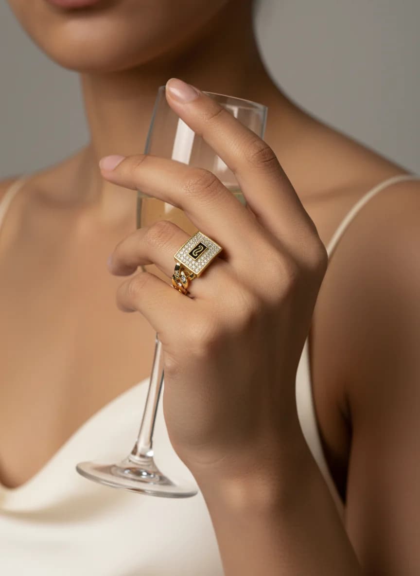 Altın Rengi S Harfli Taşlı Zincir Detaylı Yüzük