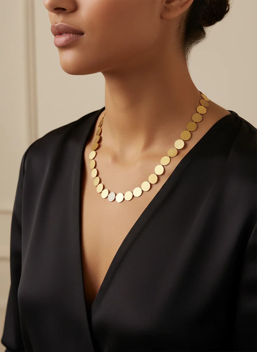 Fırçalanmış Disk Plakalı Modern Altın Kolye