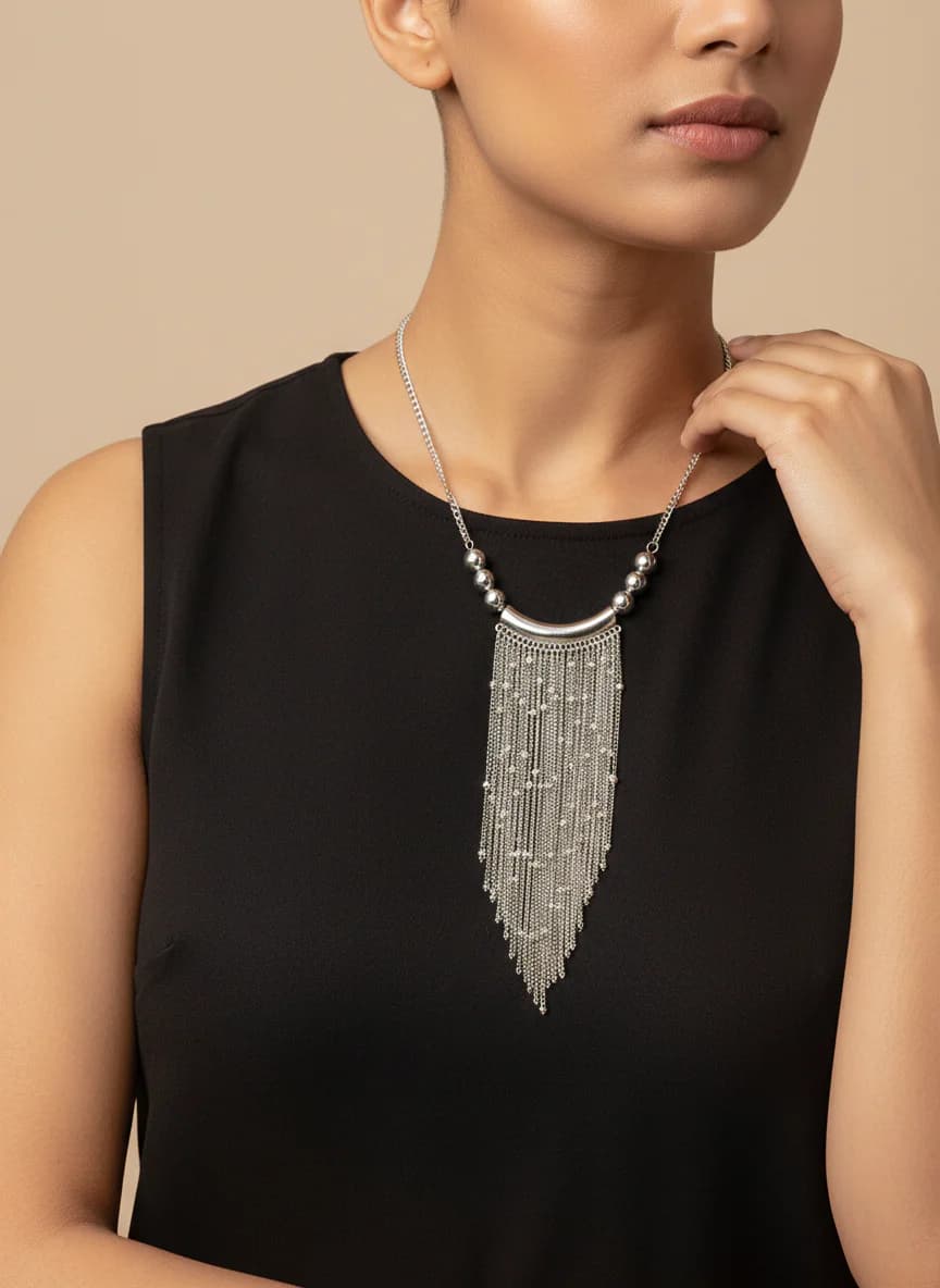 Gümüş Tonlu Boncuklu Püskül Detaylı Uzun Şık Kolye