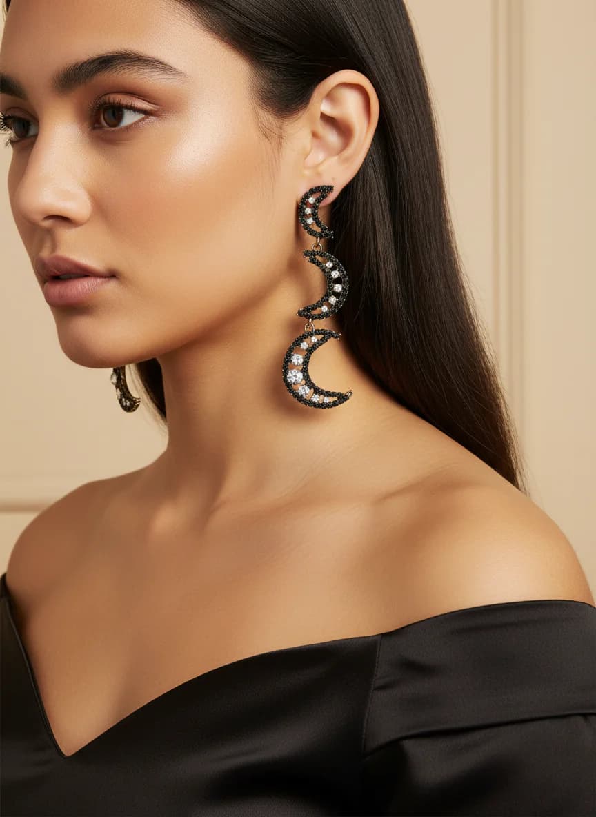 Sallantılı Ay Tasarımlı Kristal Taşlı Şık Küpe