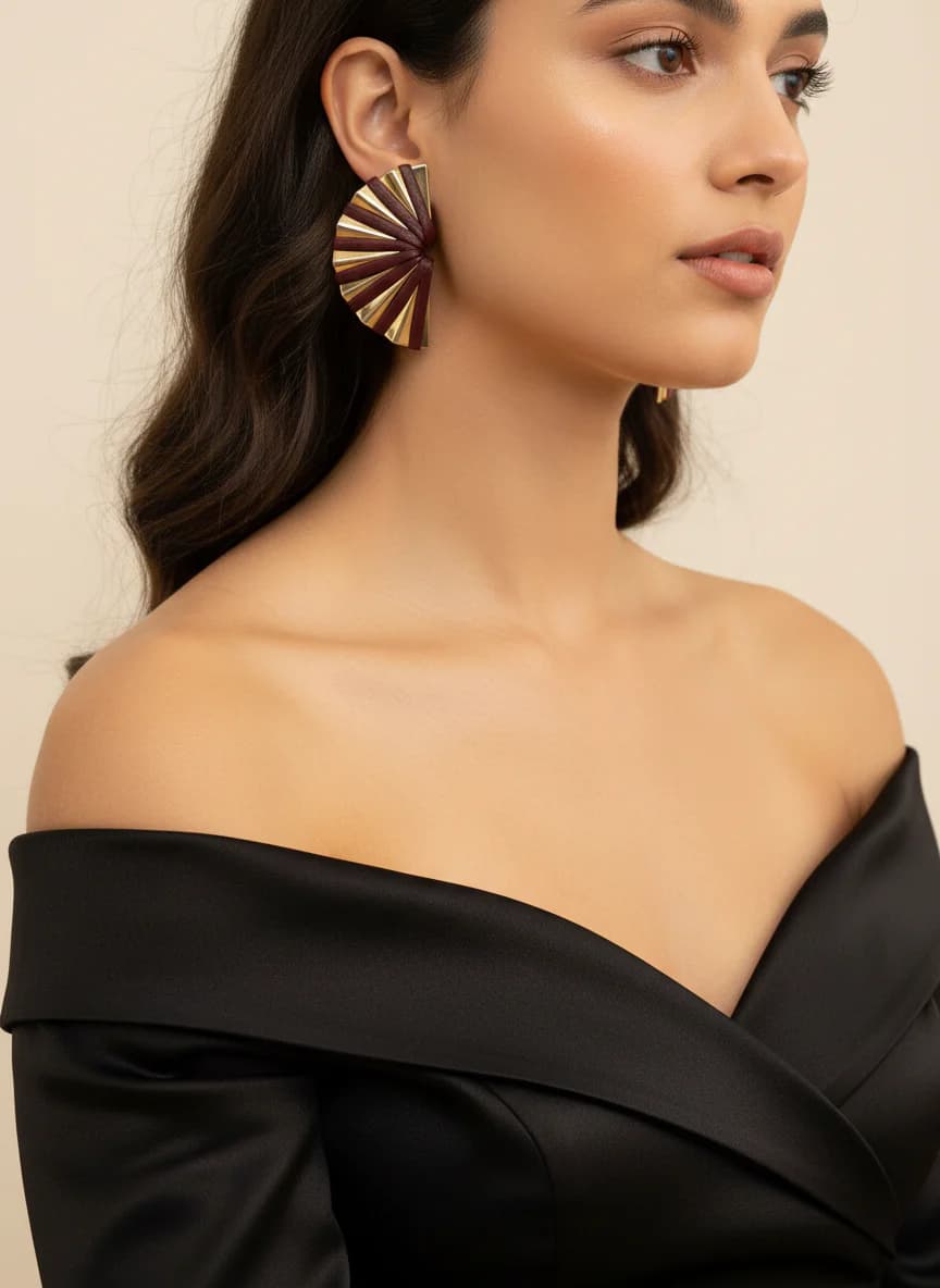 Bordo Deri Detaylı Altın Rengi Şık Yelpaze Küpe