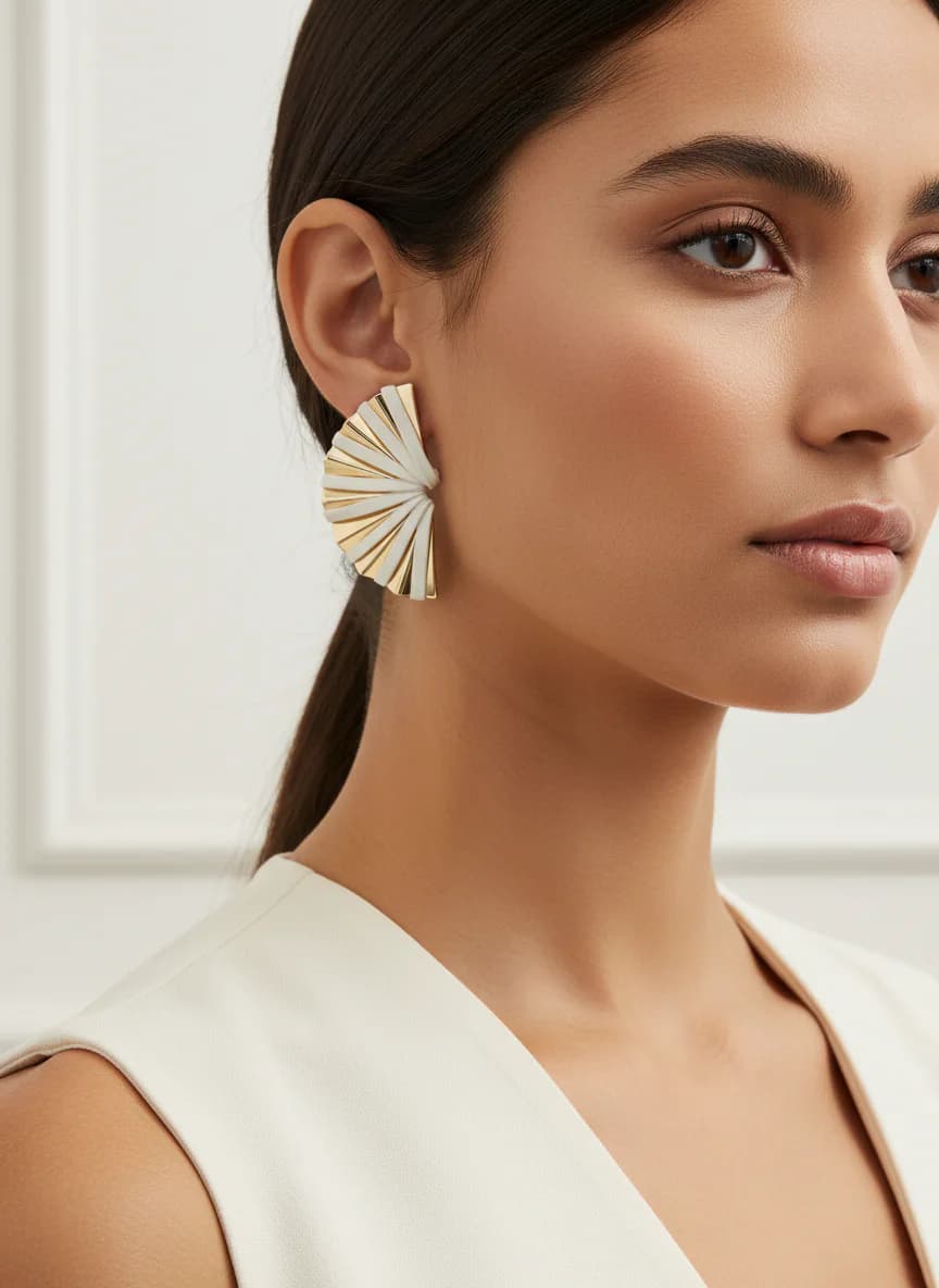 Altın Rengi Beyaz Fan Tasarım Şık Küpe