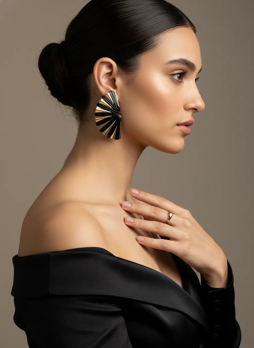 Siyah Altın Renk Fan Desenli Şık Kadın Küpe