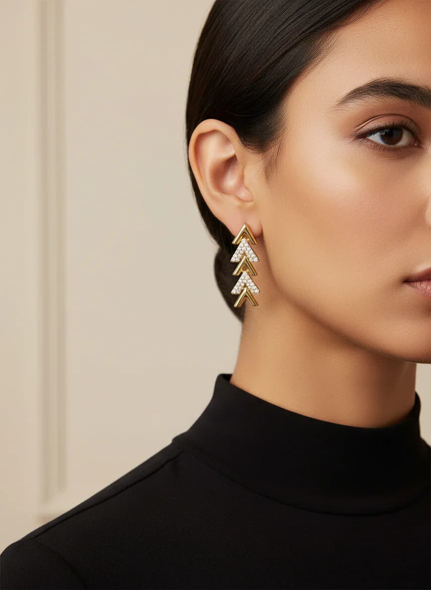 Altın Rengi Zirkon Taşlı Üçlü Ok Sallantılı Küpe