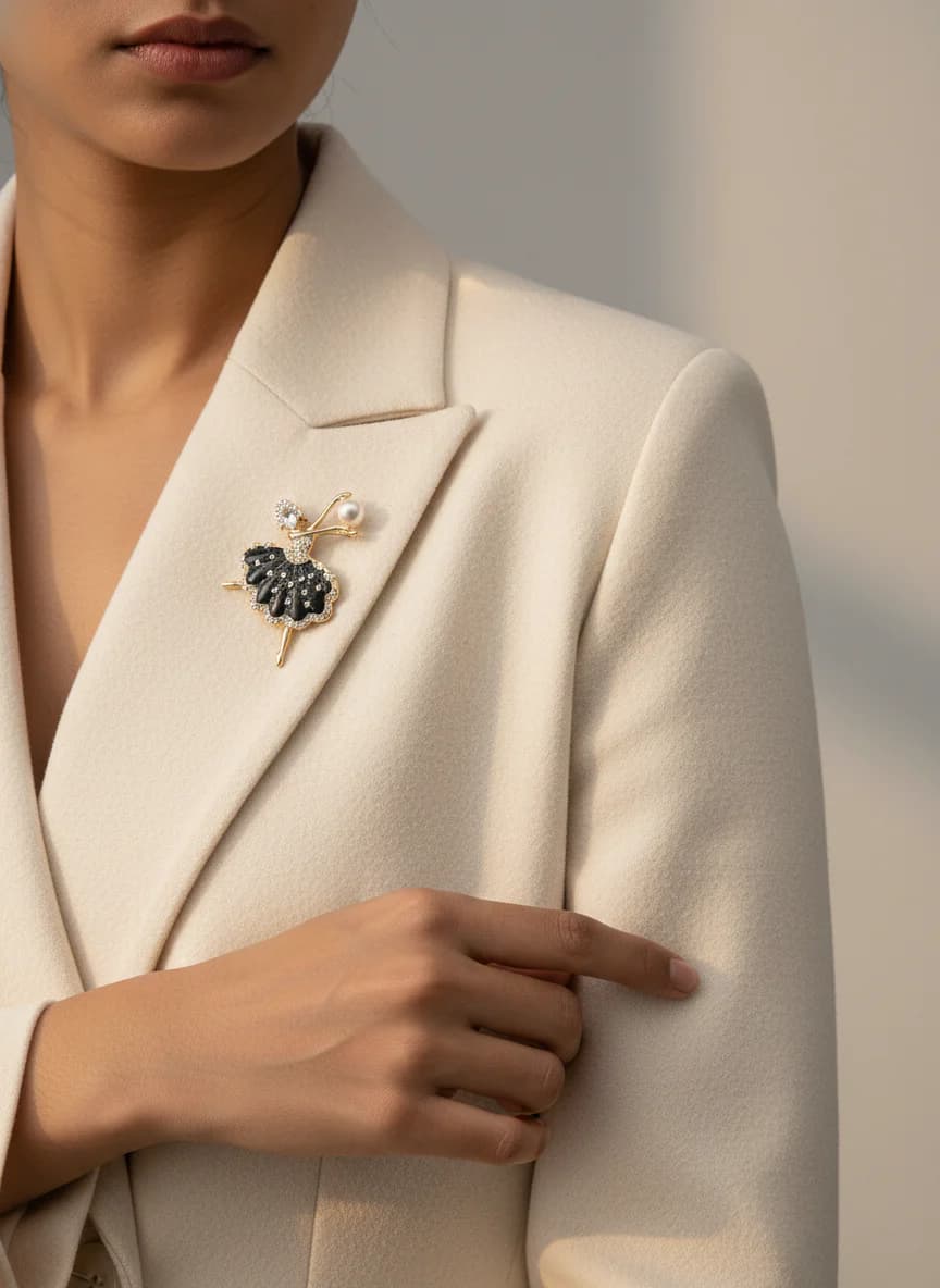 Zarif Balerin Broş - İnci ve Taş Detaylı Altın Rengi