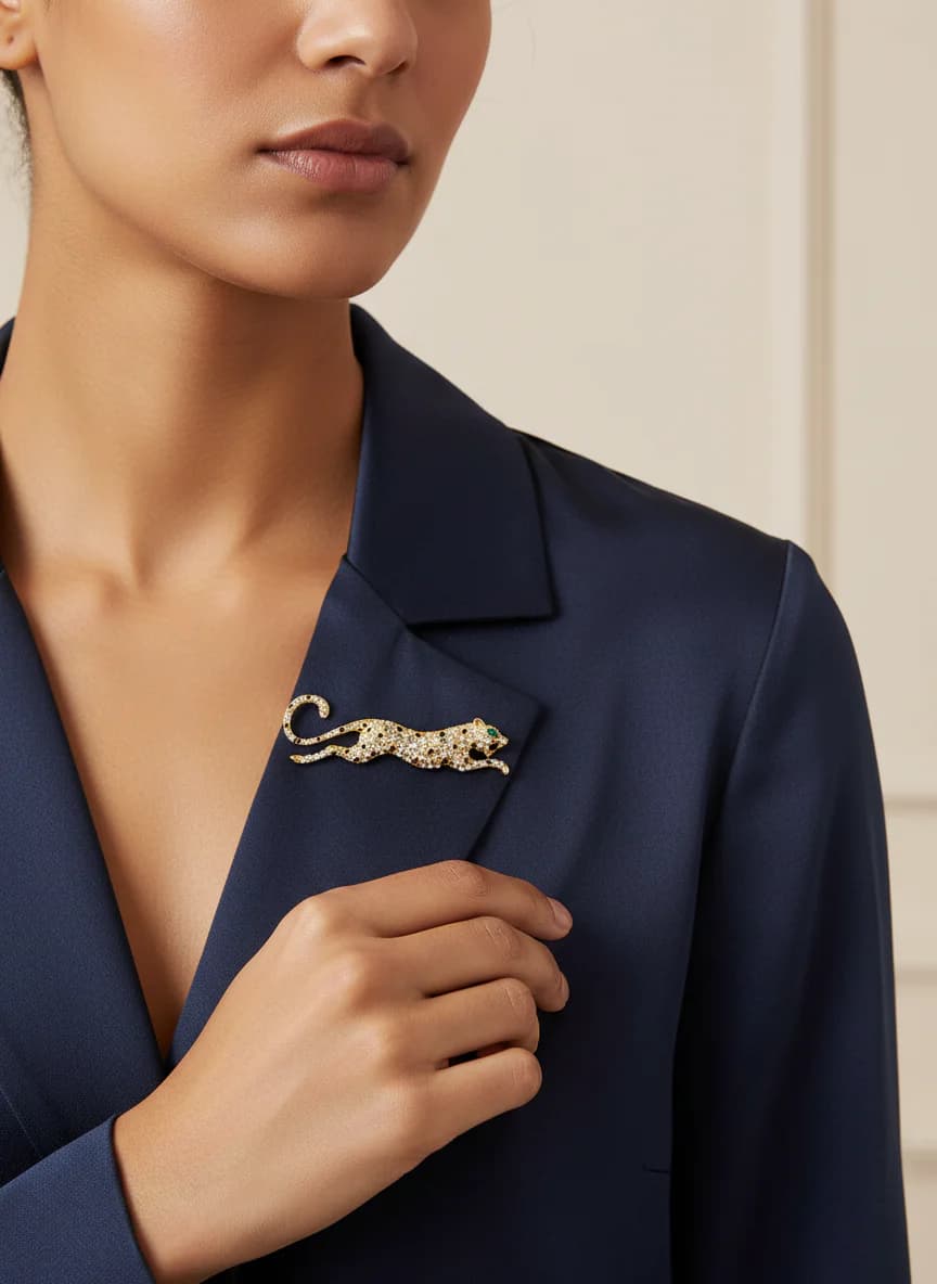 Altın Rengi Taşlı Leopar Broş - Zümrüt Gözlü Yaka İğnesi