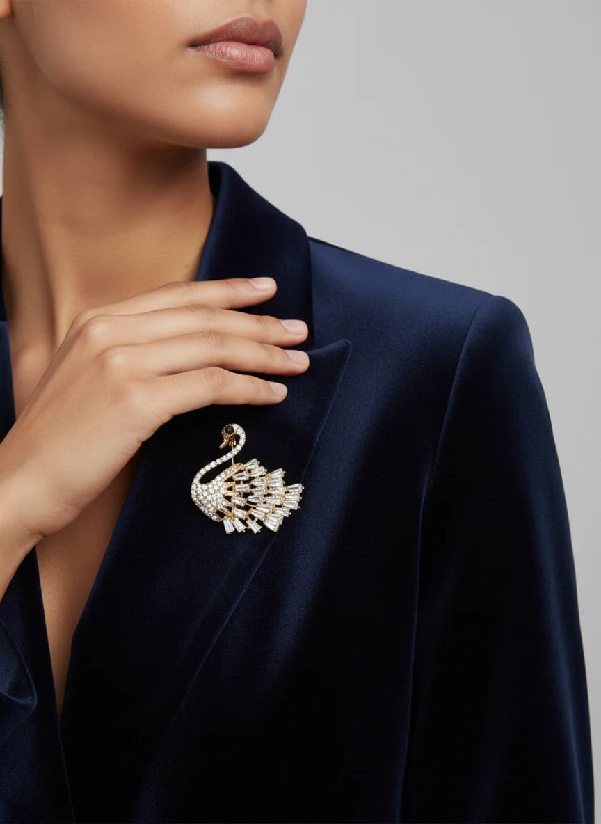 Zirkon Taşlı Kuğu Broş | Altın Rengi Yaka İğnesi