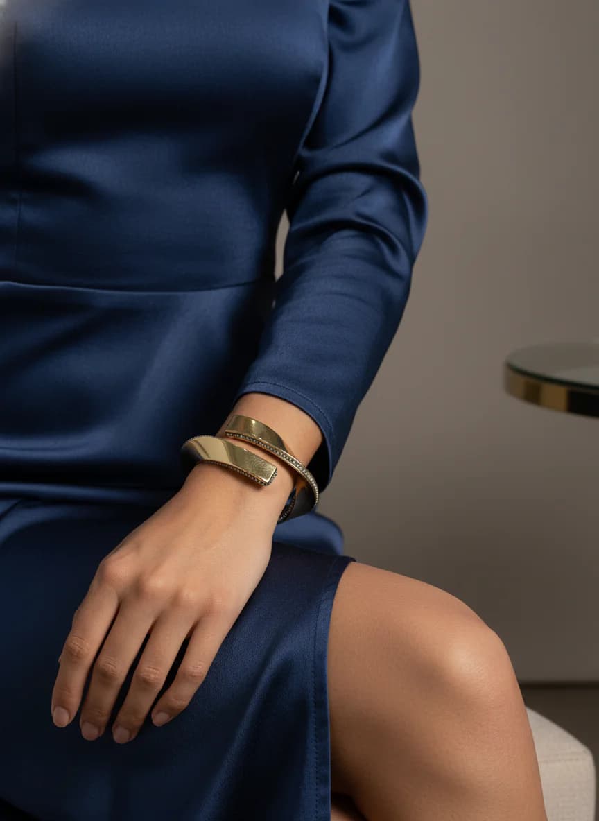 Şık Altın Kaplama Kristal Taşlı Burgulu Kelepçe Bileklik