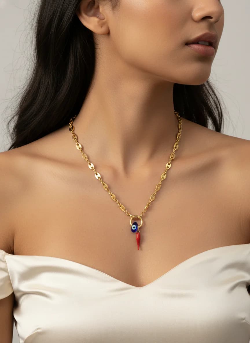 Nazar Boncuğu ve Kırmızı Boynuz Detaylı Altın Rengi Kolye