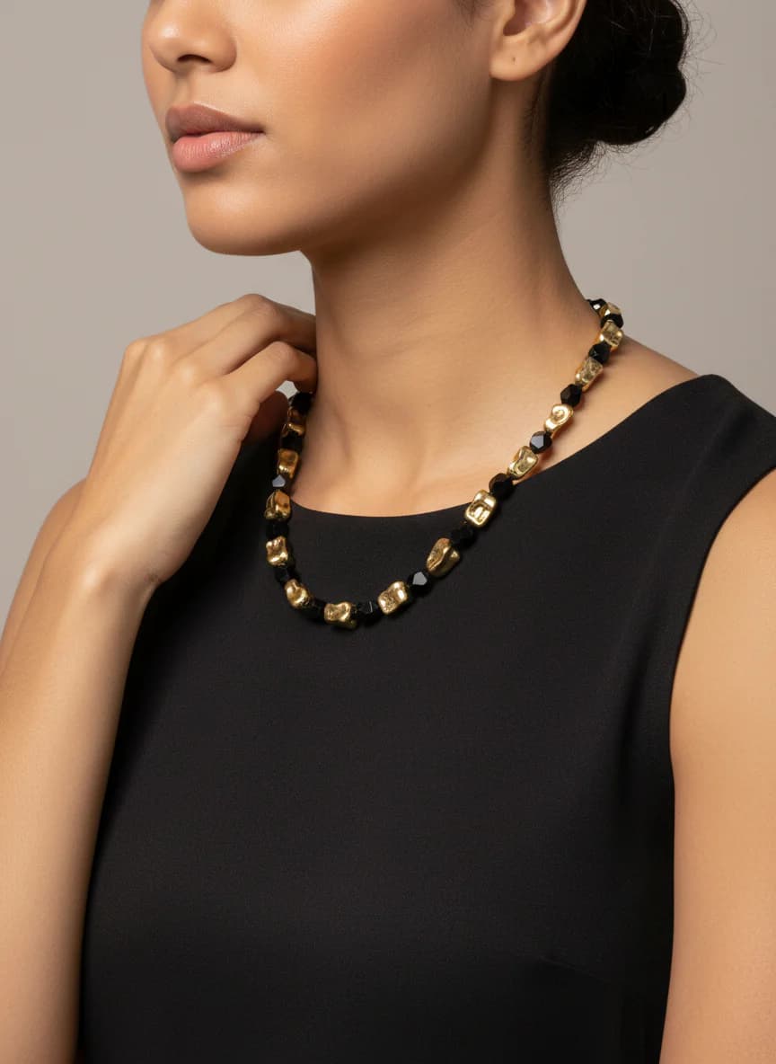 Siyah ve Altın Detaylı Modern Tasarım Kolye