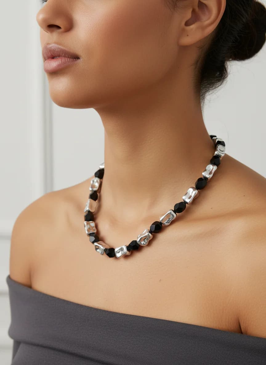 Modern Gümüş Rengi ve Siyah Boncuklu Şık Kolye