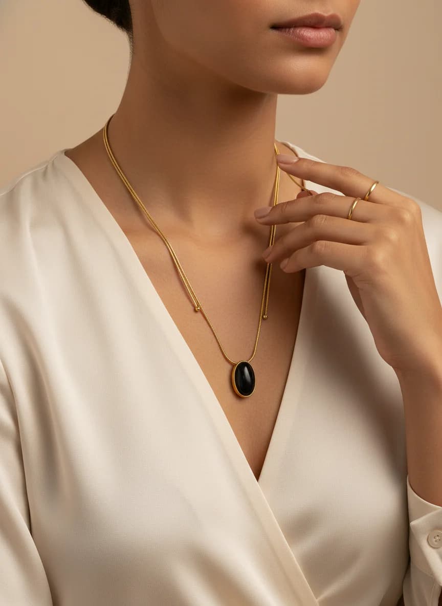 Ayarlanabilir Altın Rengi Siyah Oval Taş Kolye