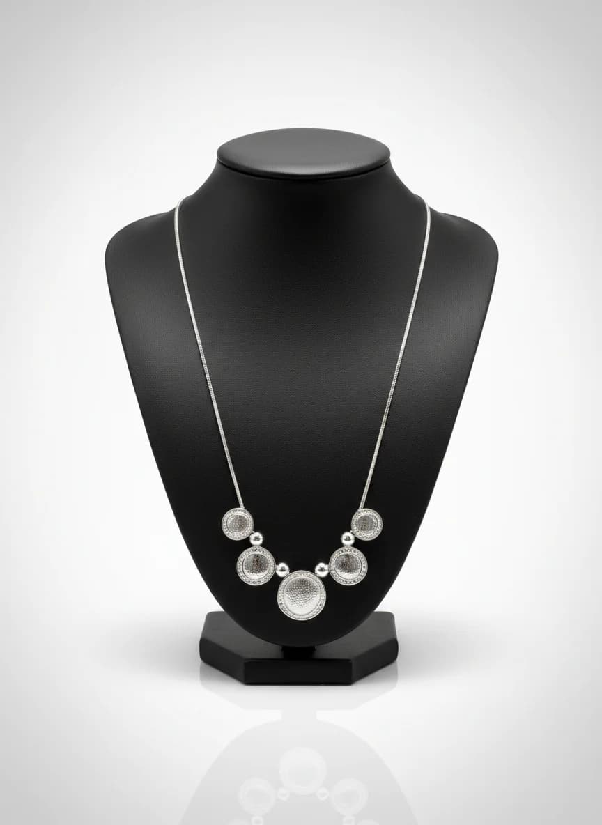 Gümüş Renk Motifli Halka ve Top Detaylı Şık Kolye