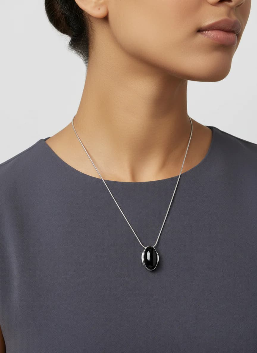 Siyah Taşlı Oval Gümüş Rengi Zincir Kadın Kolye