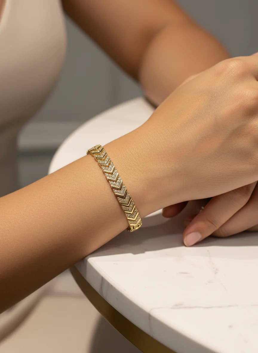 Altın Rengi Zirkon Taşlı V Desen Şık Kadın Bileklik
