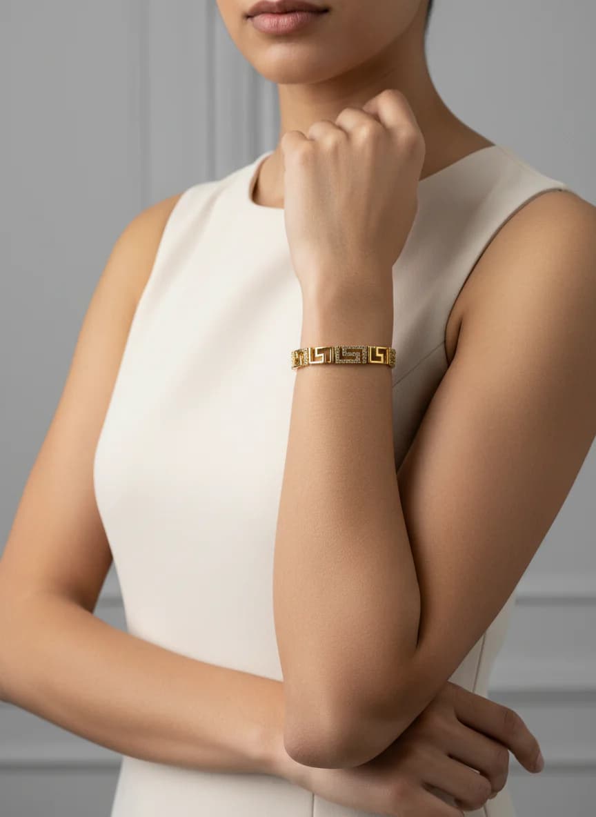 Altın Renk Yunan Anahtarı Desenli Taşlı Şık Bileklik