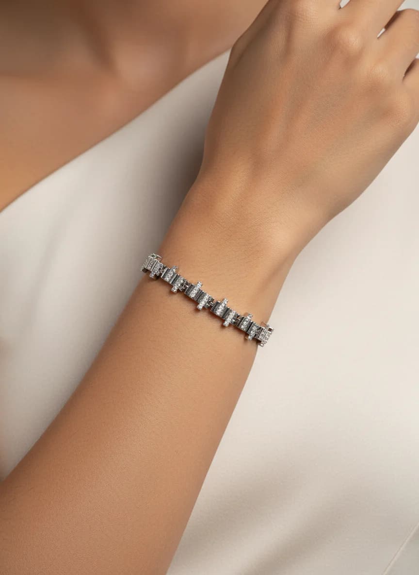 Modern Gümüş Rengi Zirkon Taşlı Şık Kadın Bileklik