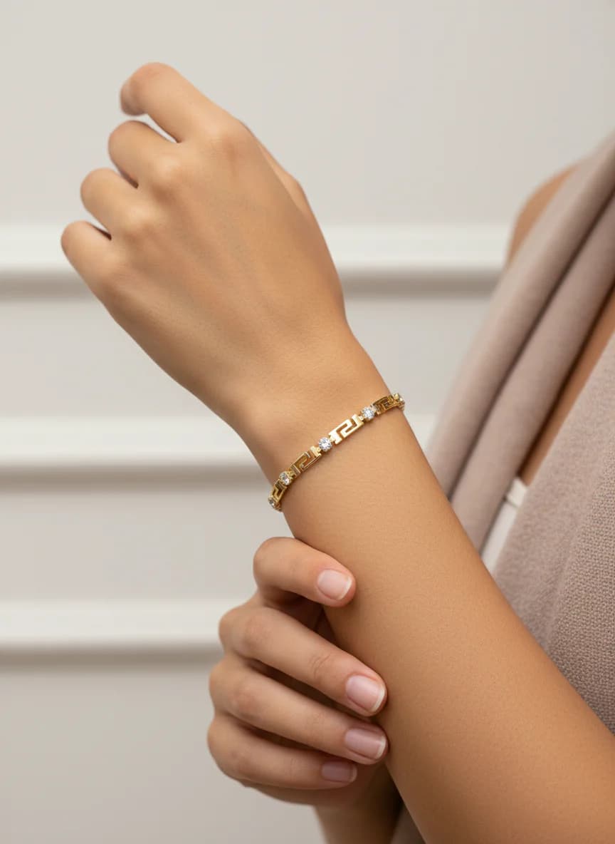 Altın Renk Taşlı Geometrik Desenli Kadın Bileklik