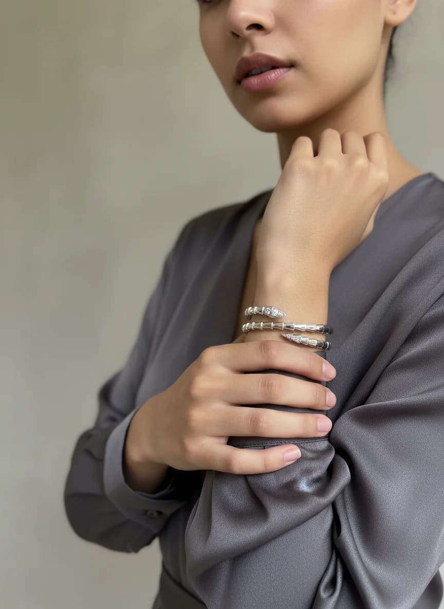 Şık Taşlı Yılan Serpantin Gümüş Renk Kadın Bileklik