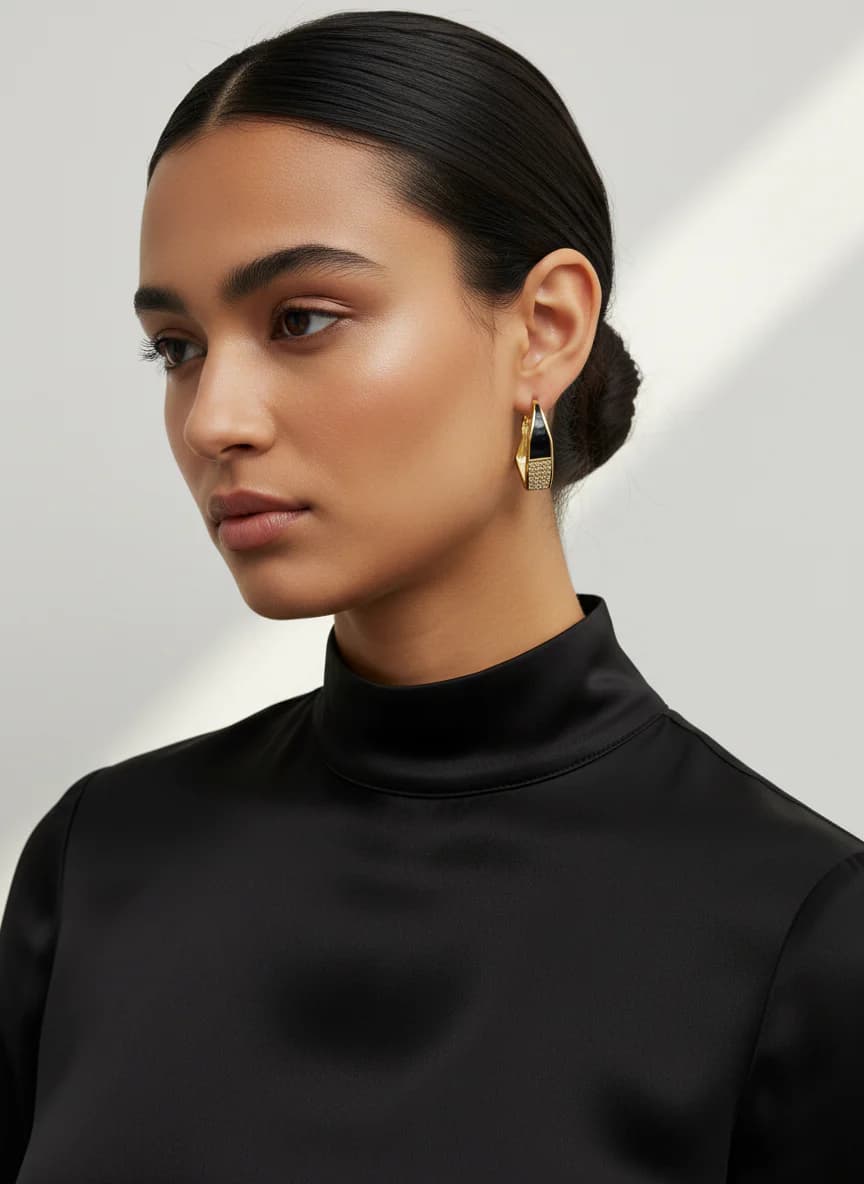 Altın Rengi Siyah Geometrik Taşlı Halka Küpe