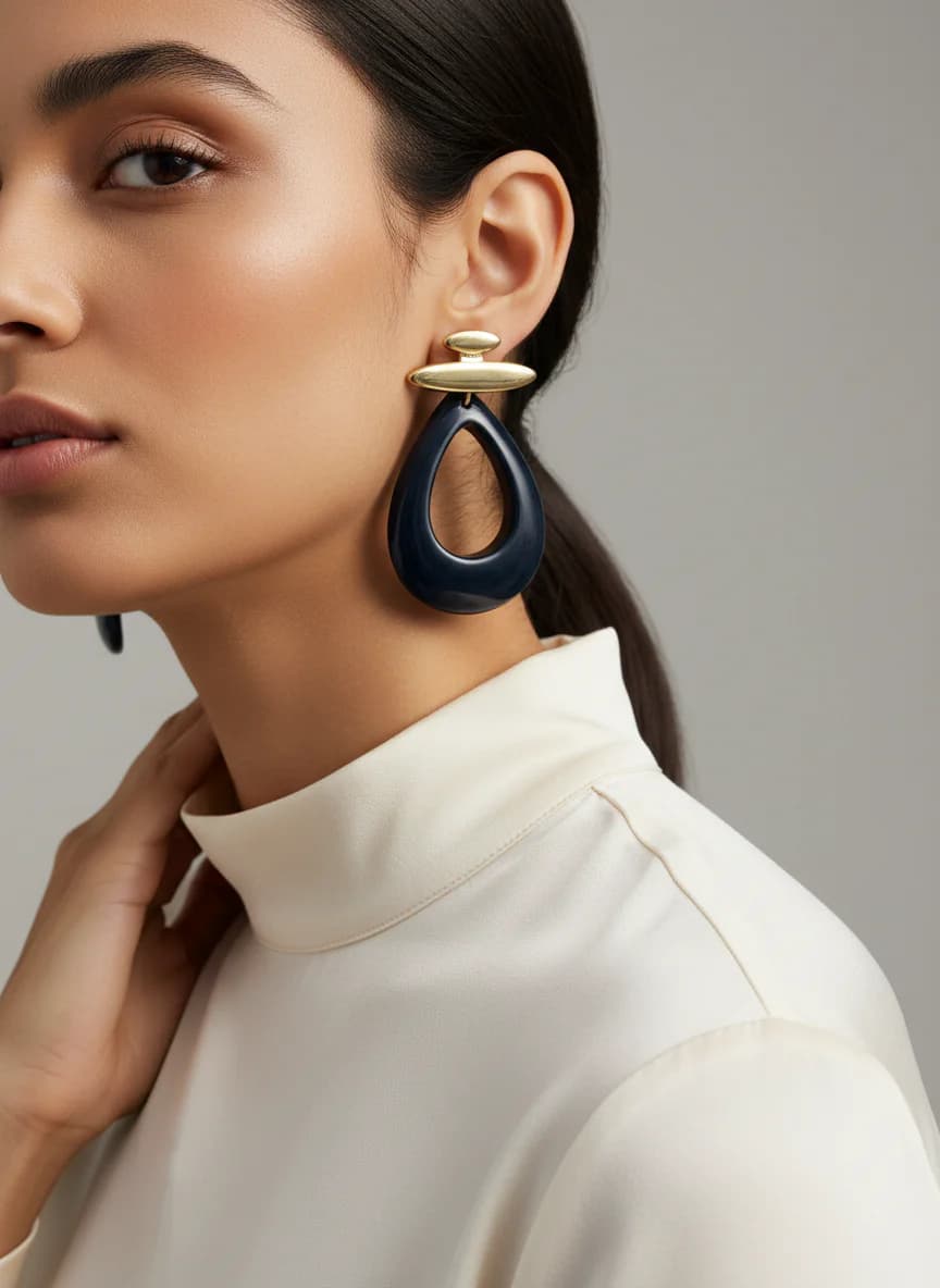 Modern Altın Detaylı Siyah Parlak Damla Sallantılı Küpe