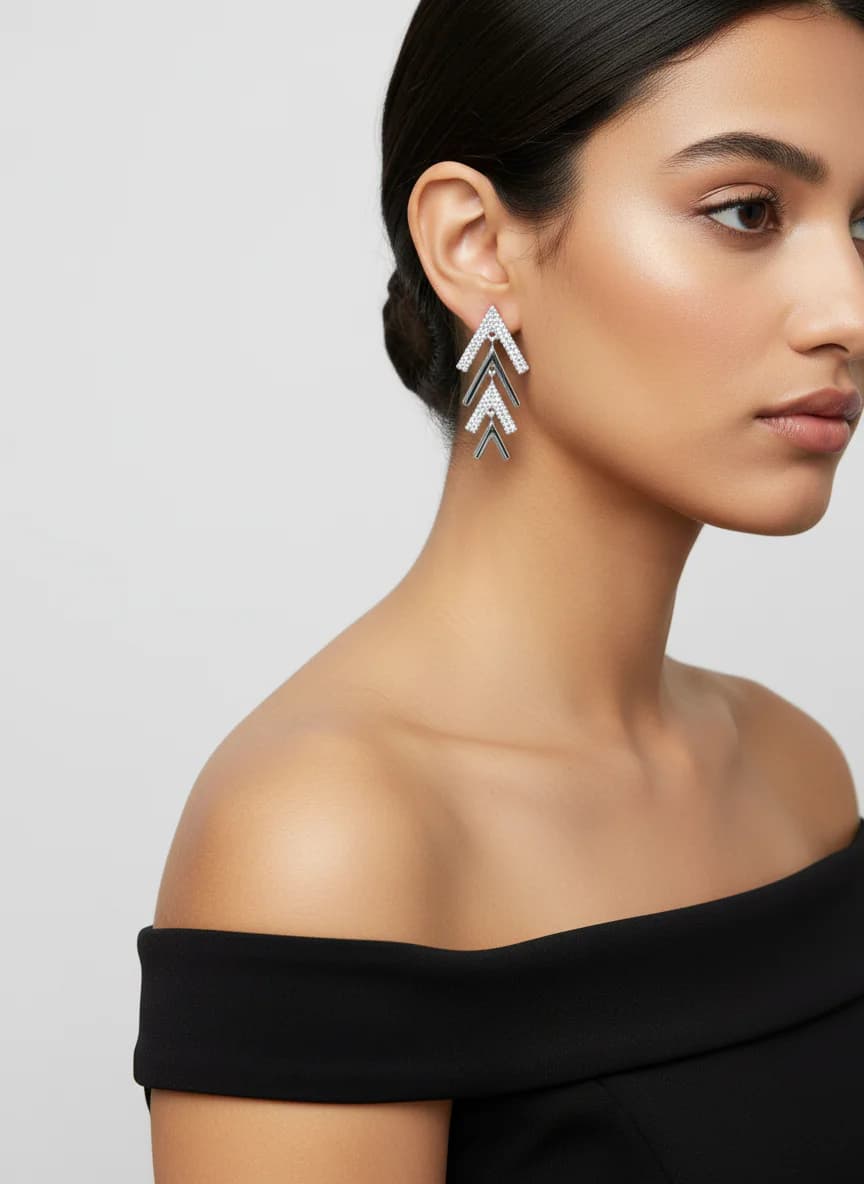 Pırıltılı Gümüş Zirkon Taşlı Üçgen Sallantılı Küpe