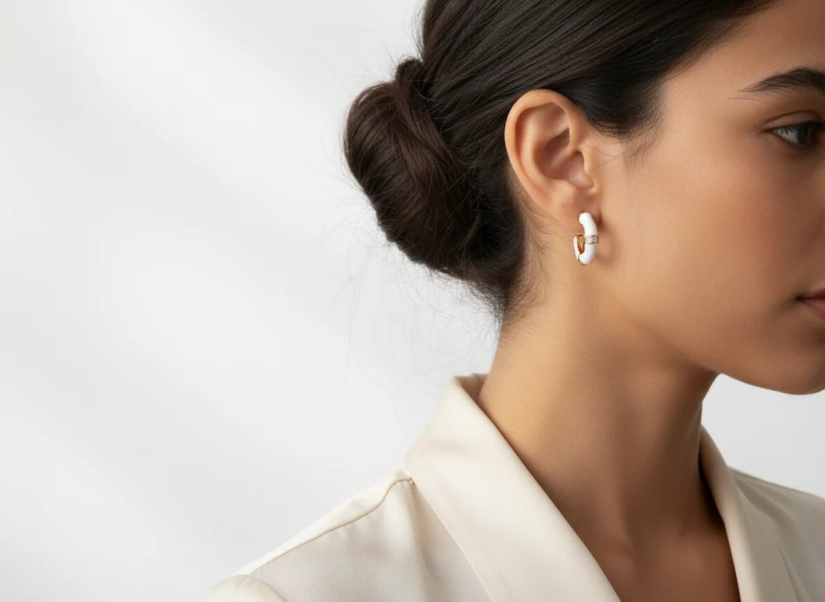 Şık Beyaz Mineli Altın Rengi Taşlı C Halka Küpe